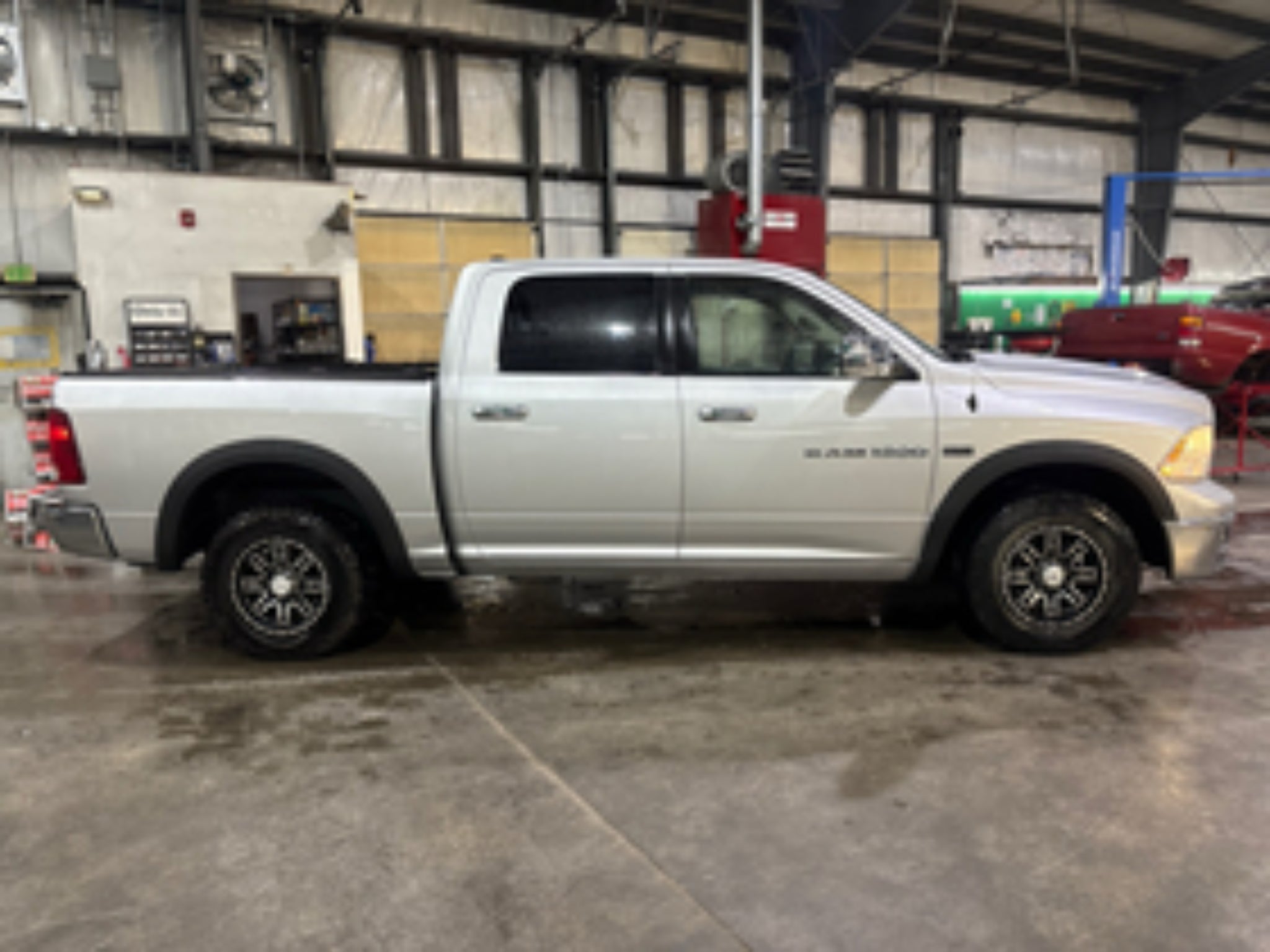 2012 RAM 1500 4WD Crew Cab 5.7 Ft Box SLT